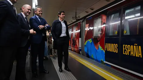 El tren est&aacute; vinilado con las caras de los jugadores | CAM