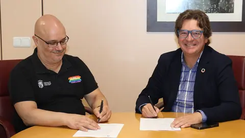 El alcalde y el responsable de la entidad 'Fuenla Entiende' firmando el convenio de colaboraci&oacute;n | Ayto. de Fuenlabrada