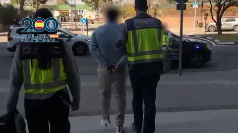 Agentes de la Polic&iacute;a escoltando a uno de los detenidos | CNP