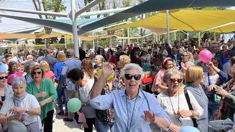 Personas mayores en divirti&eacute;ndose en la Fiesta del Mayor | Ayto. de Fuenlabrada