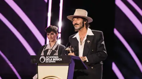 Leiva recogiendo el Premio de la Academia de la M&uacute;sica