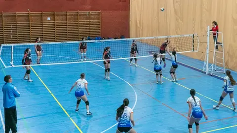 Chicas jugando al voleibol | Ayto. de Fuenlabrada