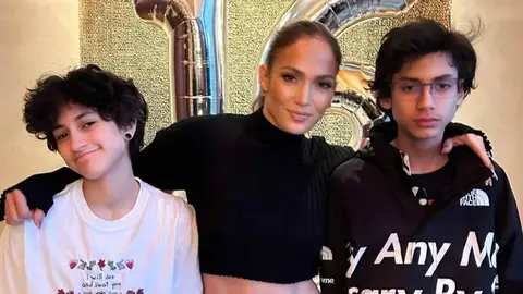 Jennifer L&oacute;pez con sus hijos Emme (izq.) y Max (der.) | Instagram