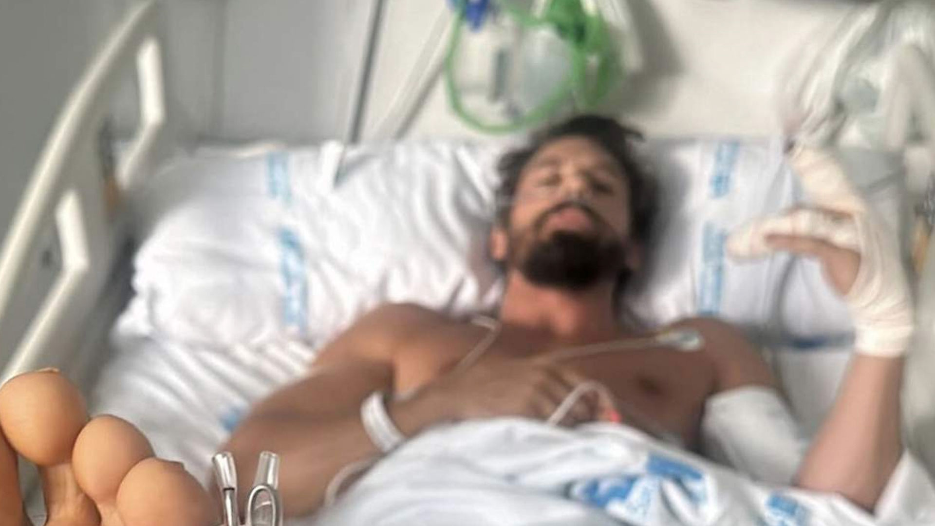 Adrián Lastra, en una imagen desde la cama del hospital donde se encuentra reposando | Imagen: Adrián Lastra en Instagram