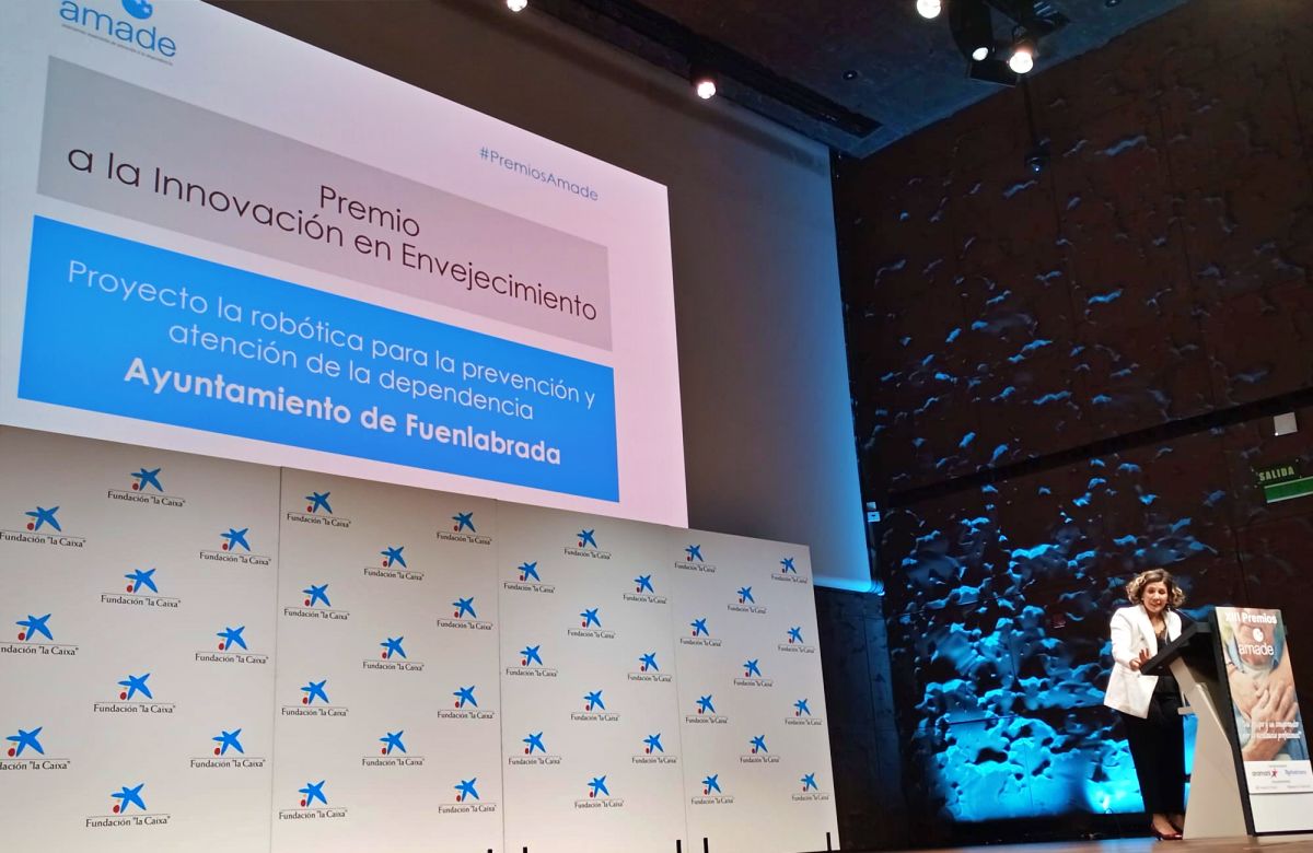Momento de la entrega del Premio a Fuenlabrada por el robot TEMI