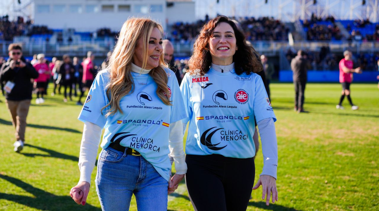 Díaz ayuso y Ana Obregón se disponen a hacer el saque de honor en el partido benéfico | Gtres