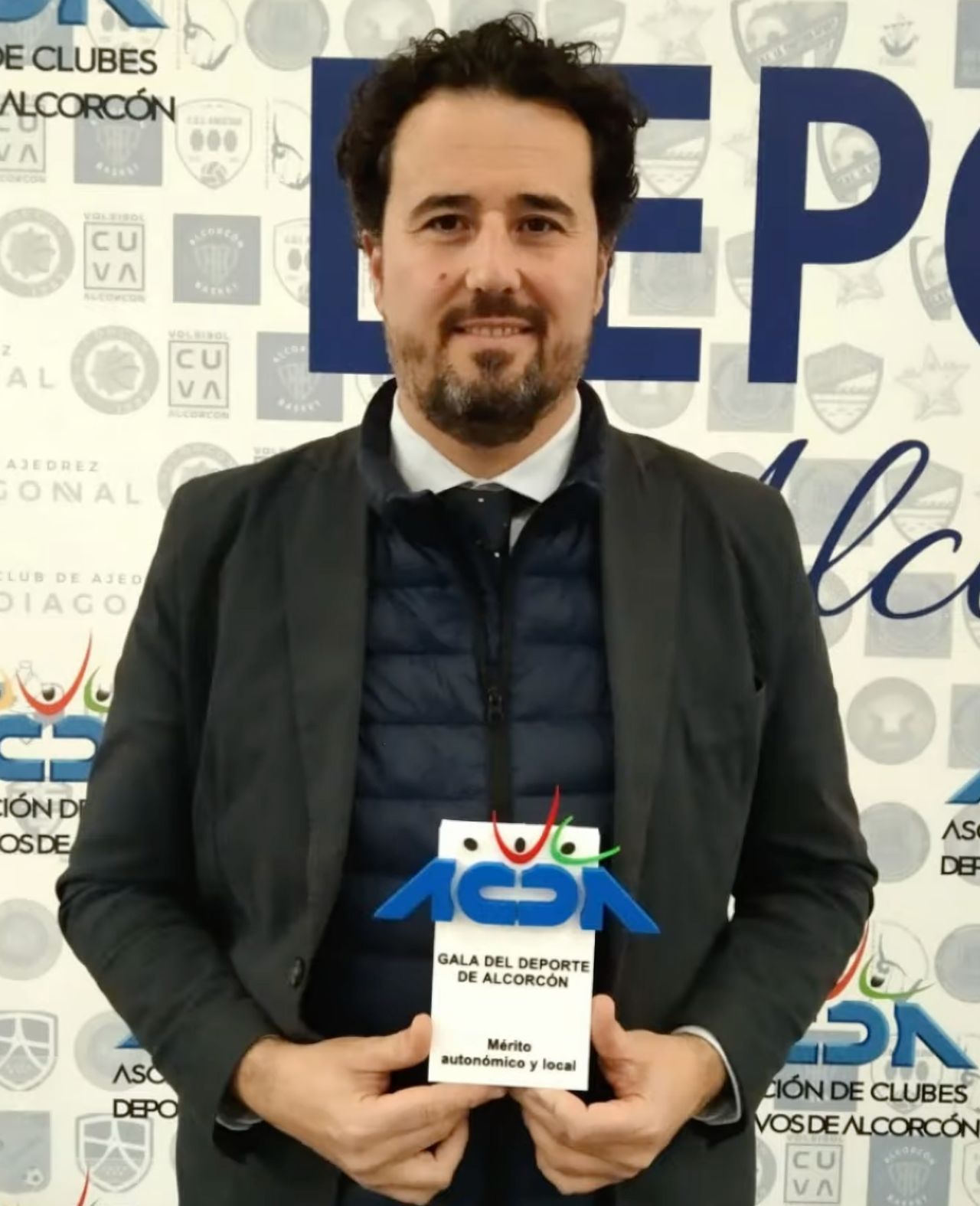 Jose Luis Fernández con el Premio concedido en la Gala del Deporte de Alcorcón