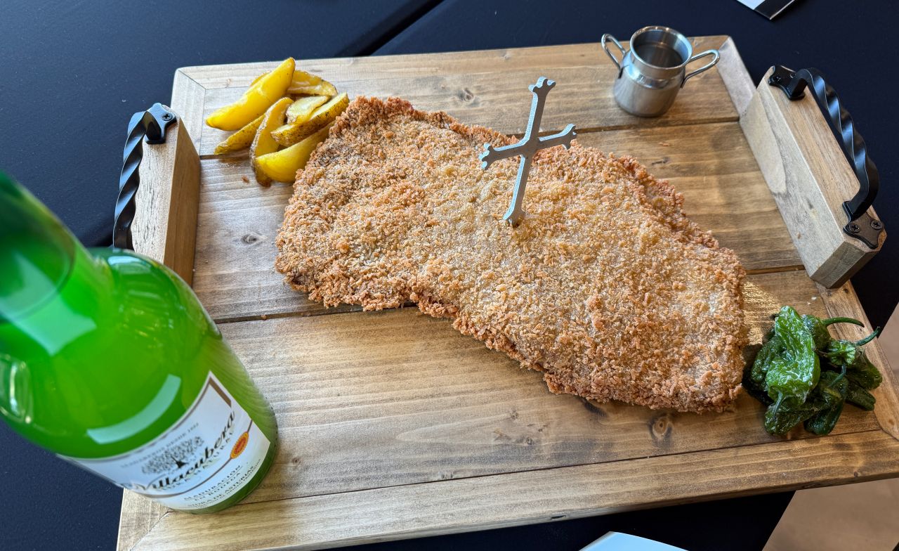 FOTO CACHOPO ARRABAL PLAZA MAYOR  MADRID CAMPEON DEL MUNDO 2025