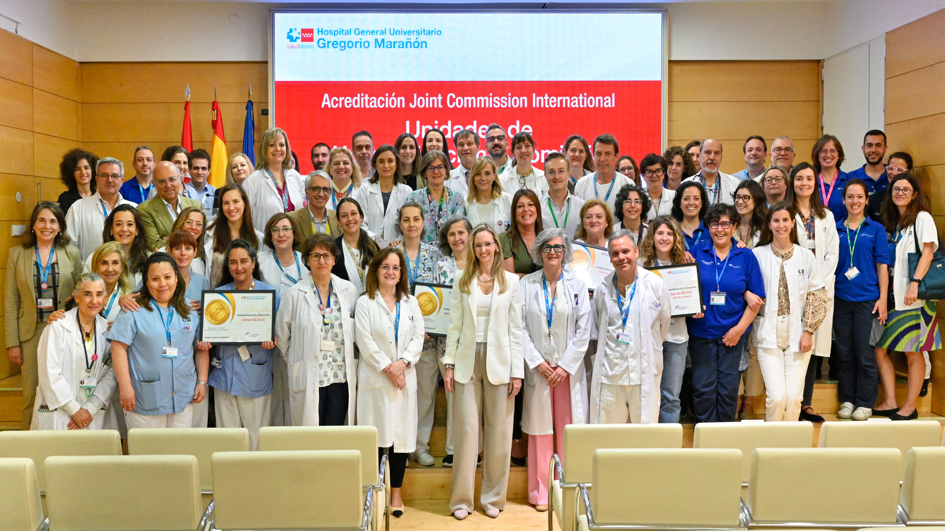 El equipo del Hospital Gregorio Marañón recibiendo el premio | CAM
