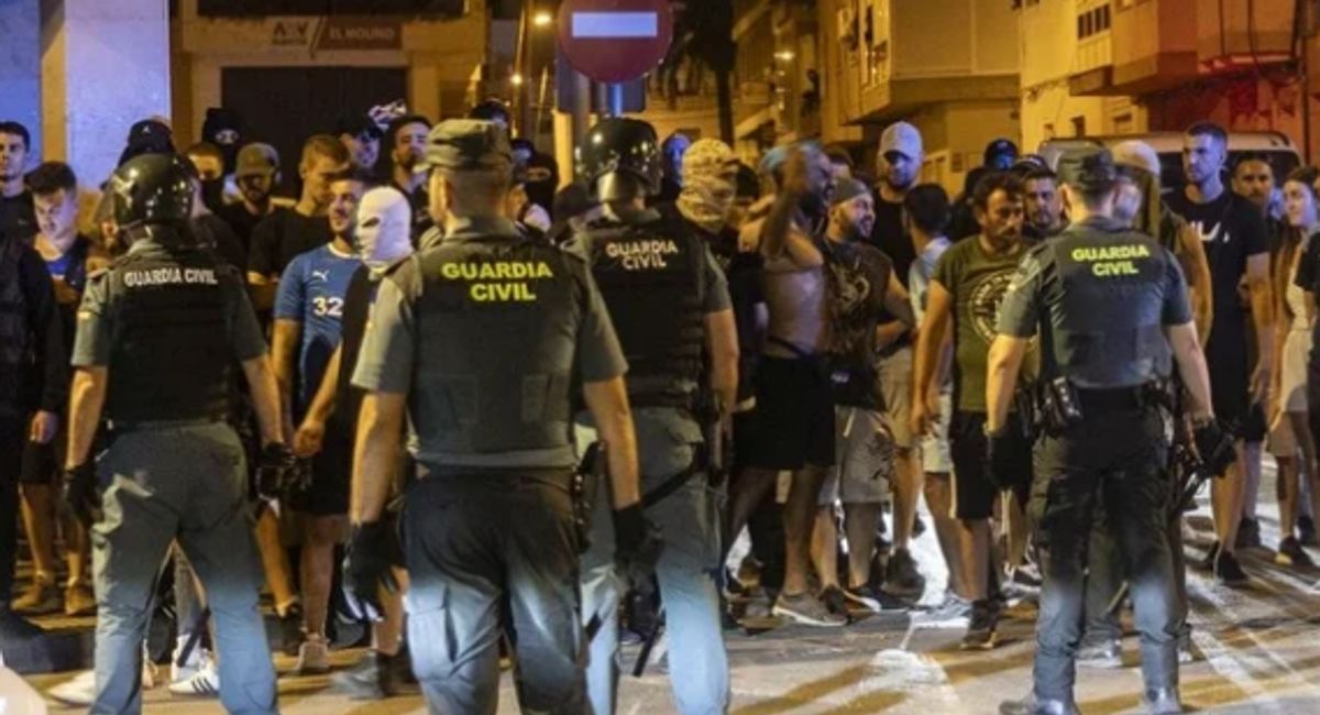Agentes de la Guardia Civil controlando los disturbios en Torre Pacheco (Murcia) | agencias