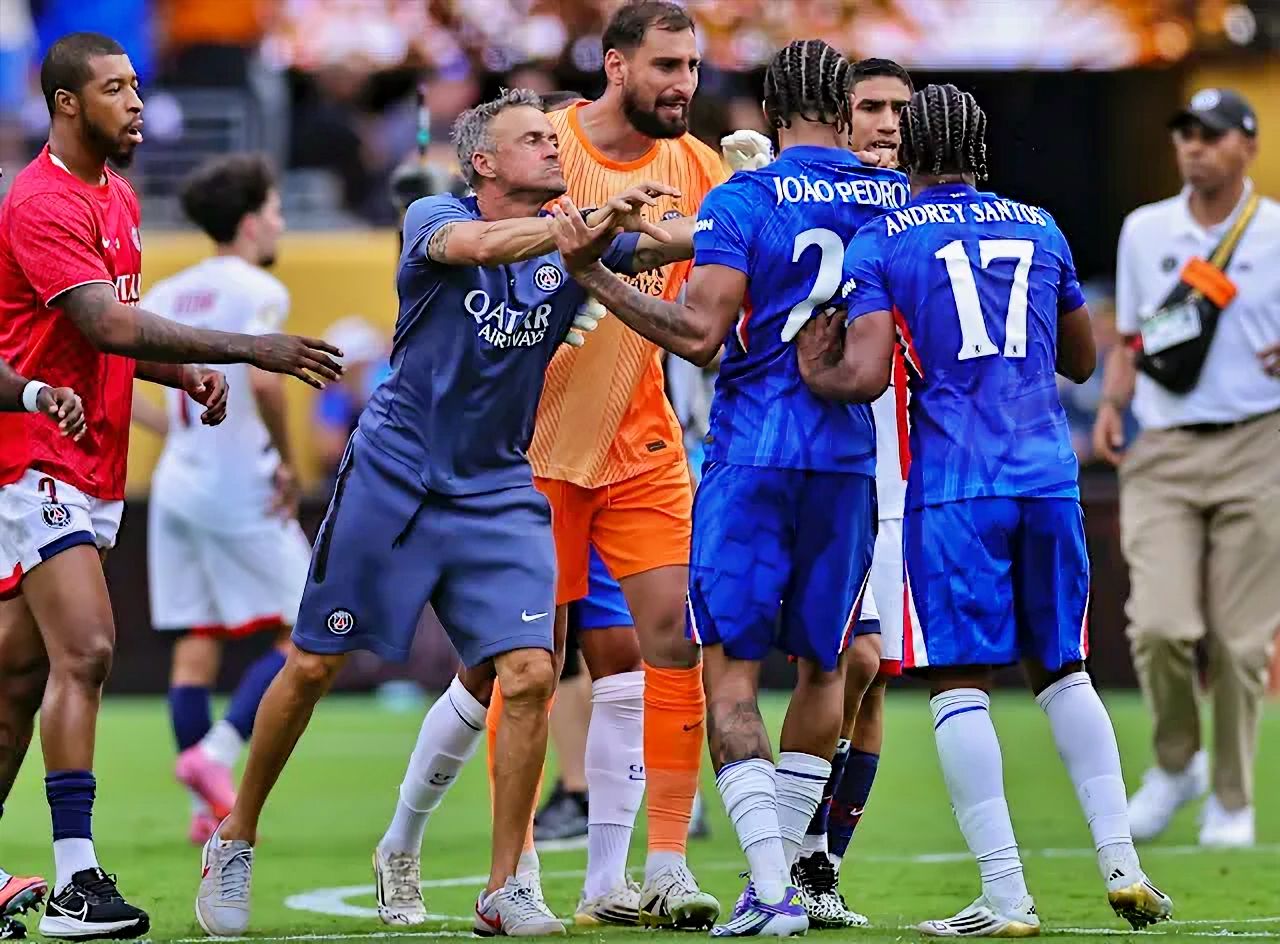 Luis Enrique empuja a Joao Pedro al finalizar el partido de la final | agencias