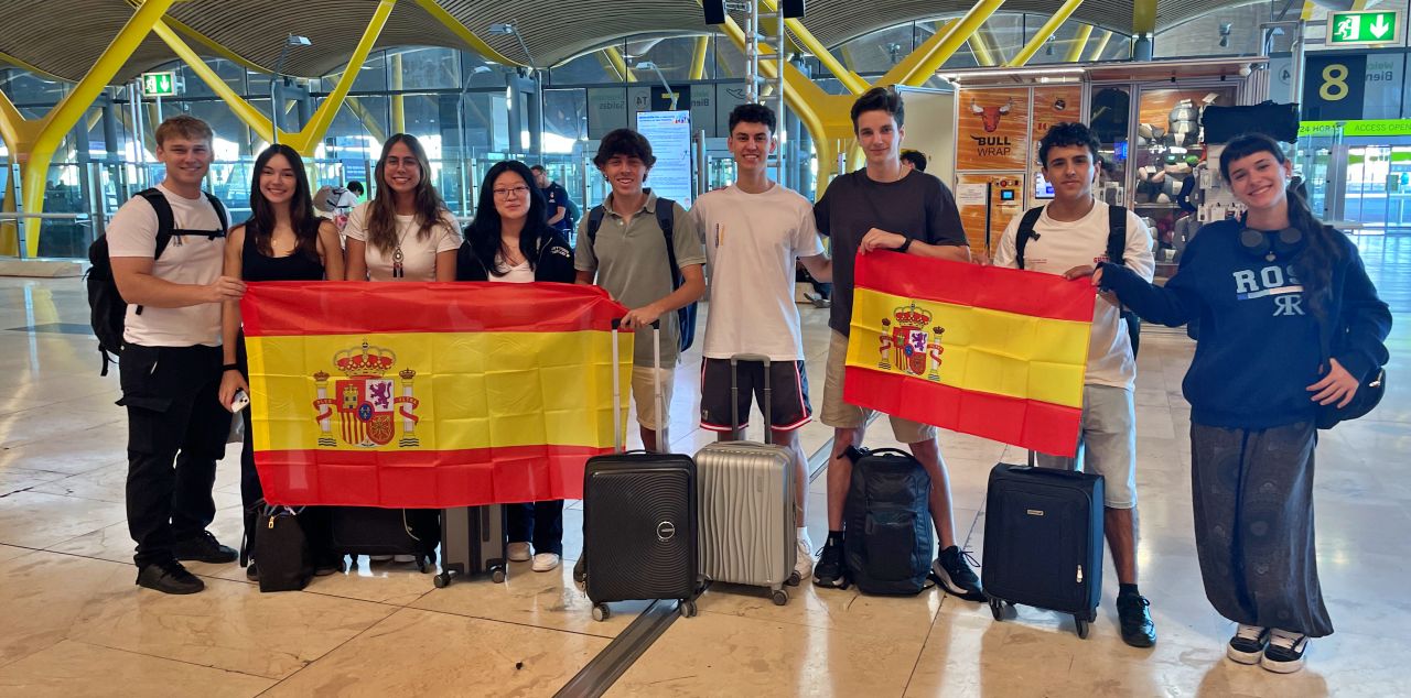 Los estudiantes premiados por la NASA en el aeropuerto de Madrid