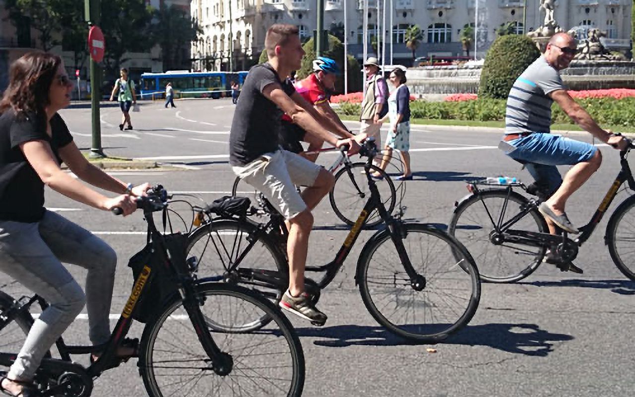 Un grupo de ciclistas circulando por la ciudad