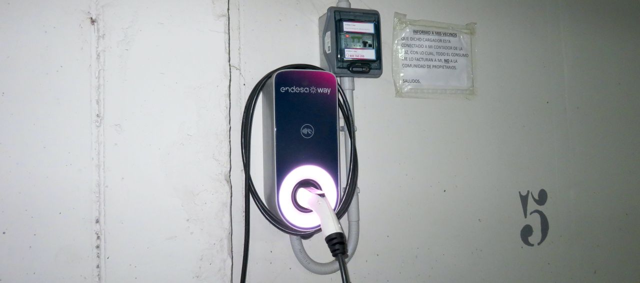 Cargador Wallbox en garaje comunitario