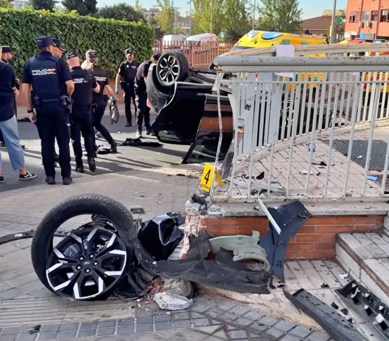 Estado del vehículo accidentado tras golpear y volcar | 112 emergencias