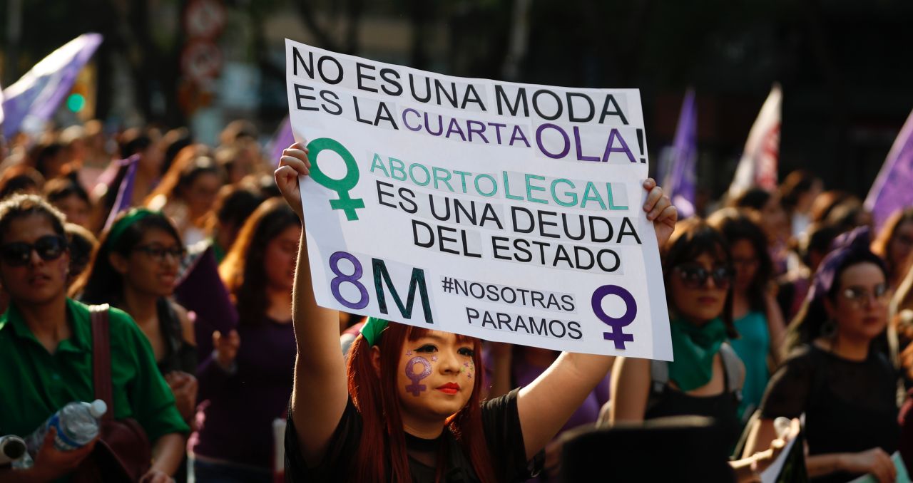 Manifestaciones a favor del aborto, con pancartas y redes de activismo.