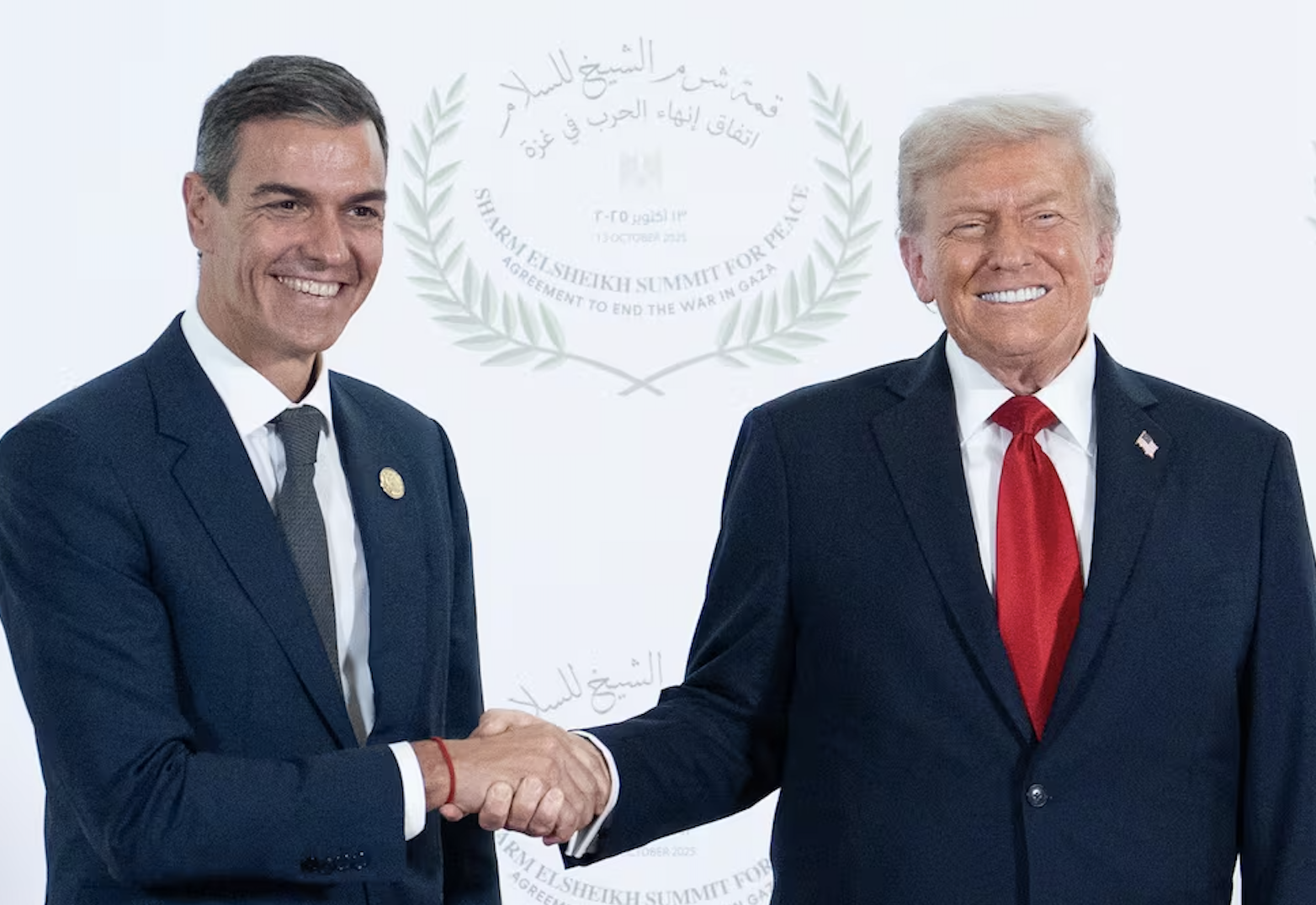 Trump y Sánchez se saludan antes del acto de la firma del acuerdo de Paz entre Israel y Hamás