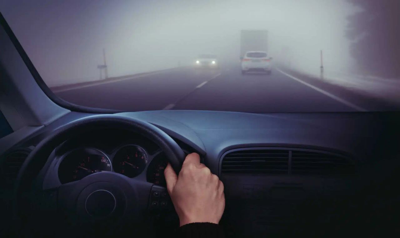 Riesgos al conducir con niebla